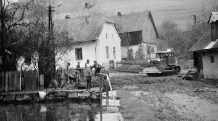 Rok 1970 - Stavba kanalizace v obci7